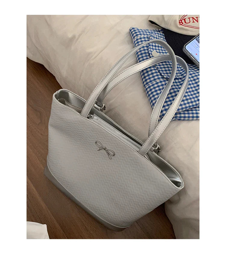 vzyzv  -  Student Class Large Capacity Bag Female 2024 New Fashionable Silver Korean Handheld Commuter Tote Bags