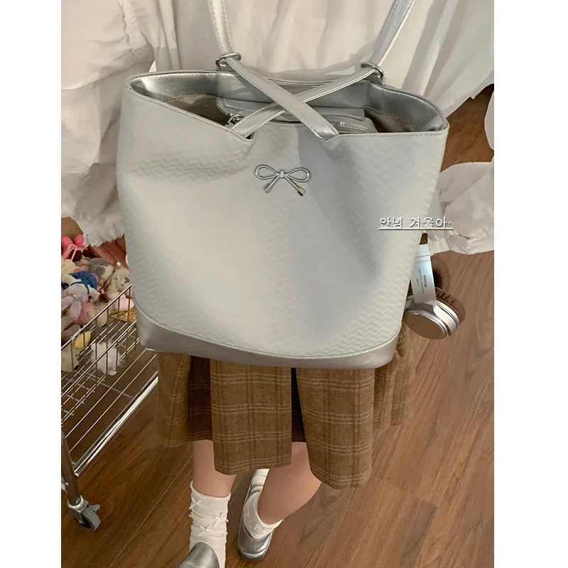 vzyzv  -  Student Class Large Capacity Bag Female 2024 New Fashionable Silver Korean Handheld Commuter Tote Bags